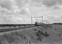 150908 Afbeelding van electrisch treinstel mat. 1946 van de N.S. in een weidelandschap ter hoogte van Steenwijk.